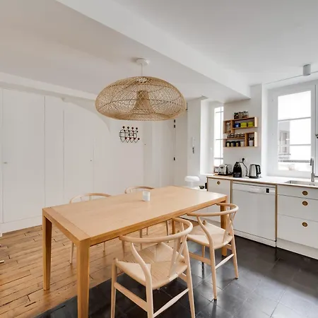Veeve - A Study In Timber Apartment Paris